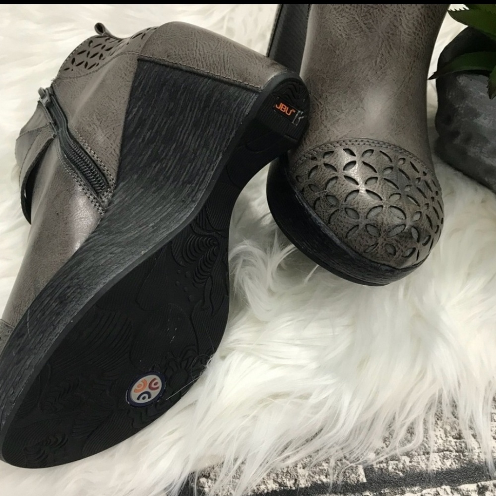 Beautiful booties - Picture 3 of 4